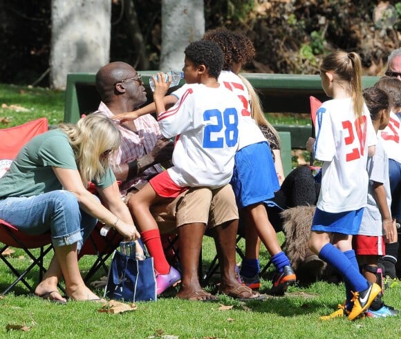 Seal regarde ses enfants Leni, Henry, Johan et Lou jouer au football à Brentwood, Le 22 février 2014.