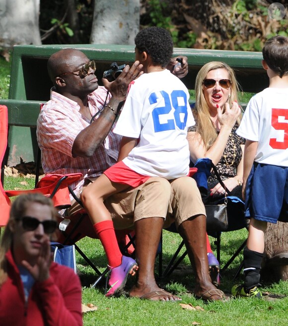 Seal regarde ses enfants Leni, Henry, Johan et Lou jouer au football à Brentwood, Le 22 février 2014.