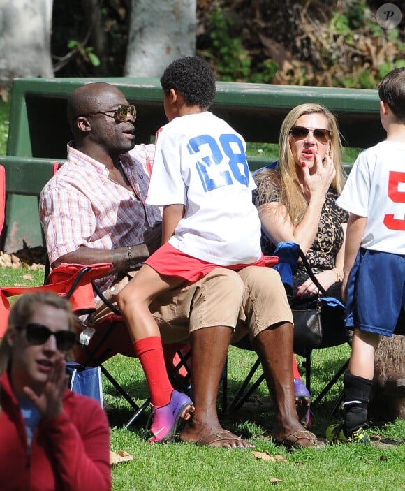 Seal regarde ses enfants Leni, Henry, Johan et Lou jouer au football à Brentwood, Le 22 février 2014.