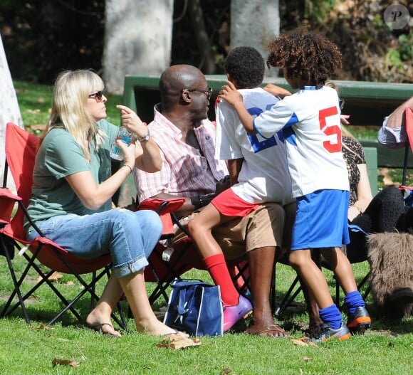 Seal regarde ses enfants Leni, Henry, Johan et Lou jouer au football à Brentwood, Le 22 février 2014.