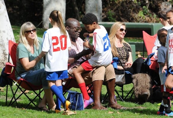 Seal regarde ses enfants Leni, Henry, Johan et Lou jouer au football à Brentwood, Le 22 février 2014.