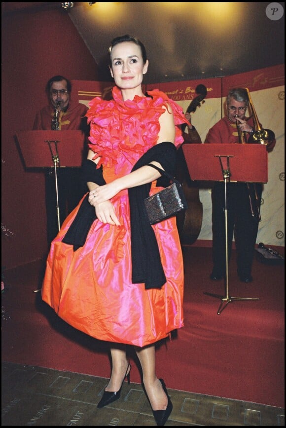 Sandrine Bonnaire ose un look audacieux et coloré lors de la cérémonie des César 2000. Resplendissante, elle rayonne devant les projecteurs