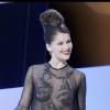 Laetitia Casta portant une création haute-couture Yves Saint Laurent lors de la cérémonie des César le 27 février 2010. Elle était venue remettre le César du meilleur second rôle masculin à Niels Arestrup pour Un prophète.