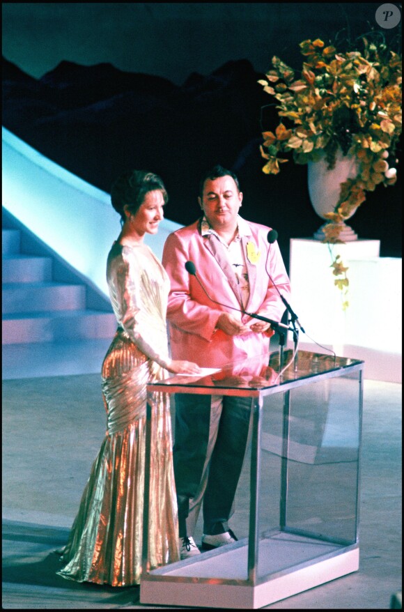 Nathalie Baye et Coluche, avec une veste qui ne passe inaperçue, lors de la cérémonie des César 1985. Ils remettent le prix du meilleur acteur à Alain Delon pour Notre histoire. Puisque le lauréat est absent, Coluche lit une (fausse) lettre de la star