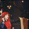 Lauréate du César de la meilleure actrice en 1988 pour Le Grand Chemin, Anémone arrive déchaînée sur scène avec un costume de carnaval.