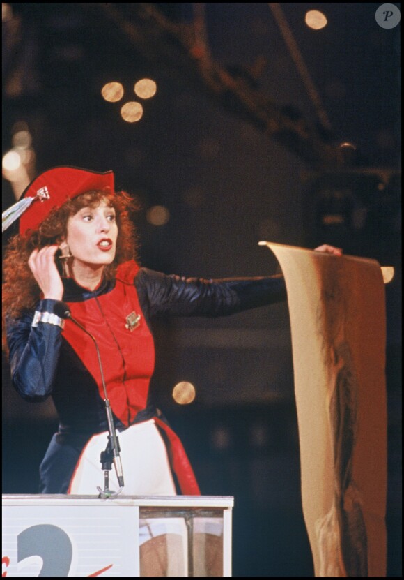 Lauréate du César de la meilleure actrice en 1988 pour Le Grand Chemin, Anémone arrive déchaînée sur scène avec un costume de carnaval.