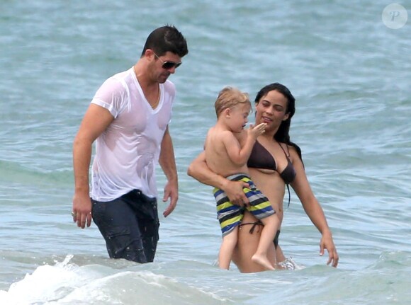 Robin Thicke, sa femme Paula Patton, et leur fils Julian en vacances à Miami, le 28 août 2013.