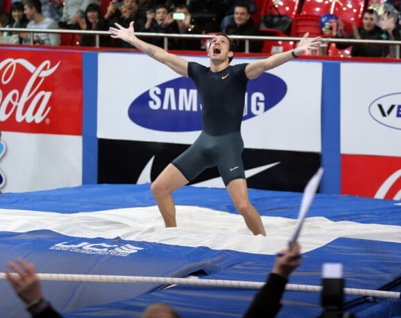 Renaud Lavillenie lors de son record du monde à Donetsk le 15 février 2014, établissant une marque à 6,16 mètres, soit un centiimètre de plus que le record de Sergueï Bubka