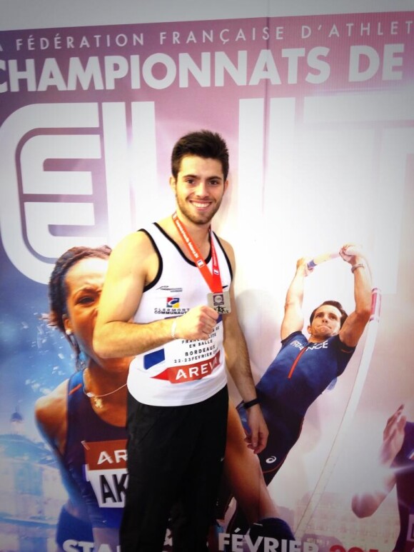 Valentin Lavillenie et sa médaille d'argent obtenue lors des championnats de France indoor le 23 février 2014 à Bordeaux