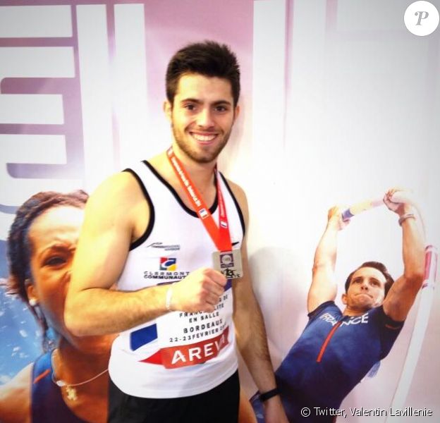 Valentin Lavillenie et sa médaille d'argent obtenue lors des championnats de France indoor le 23 février 2014 à Bordeaux
