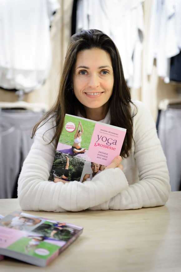 Exclusif - Adeline Blondieau dédicace son livre "Yoga grossesse" à l'atelier Lole à Paris, le 6 février 2014.