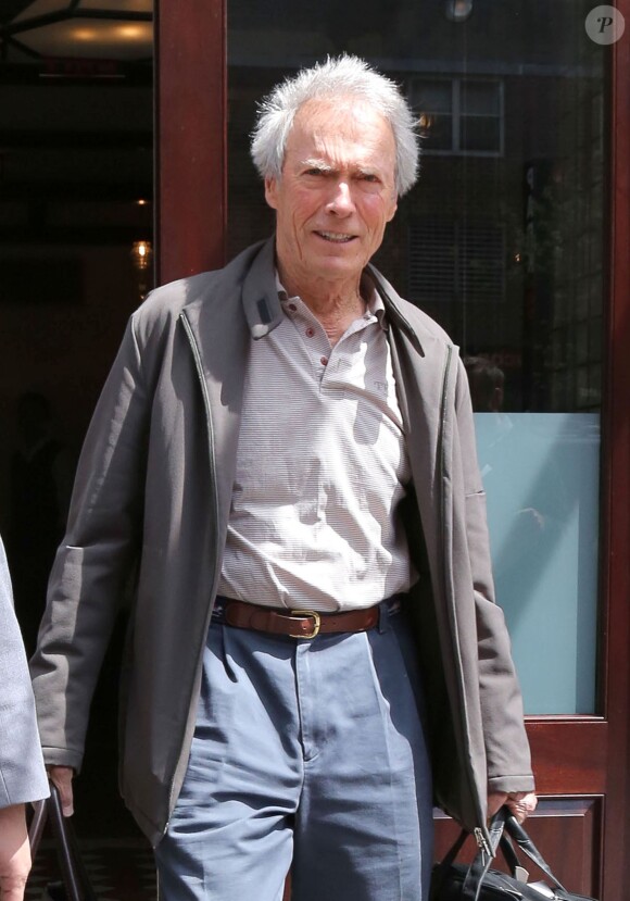Clint Eastwood quitte son hôtel à New York, le 28 avril 2013.
