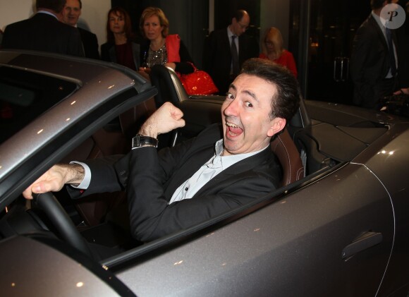 Gérald Dahan pose pour le lancement de la nouvelle Jaguar F-Type à Paris a L'Atrium Banque le 31 janvier 2013