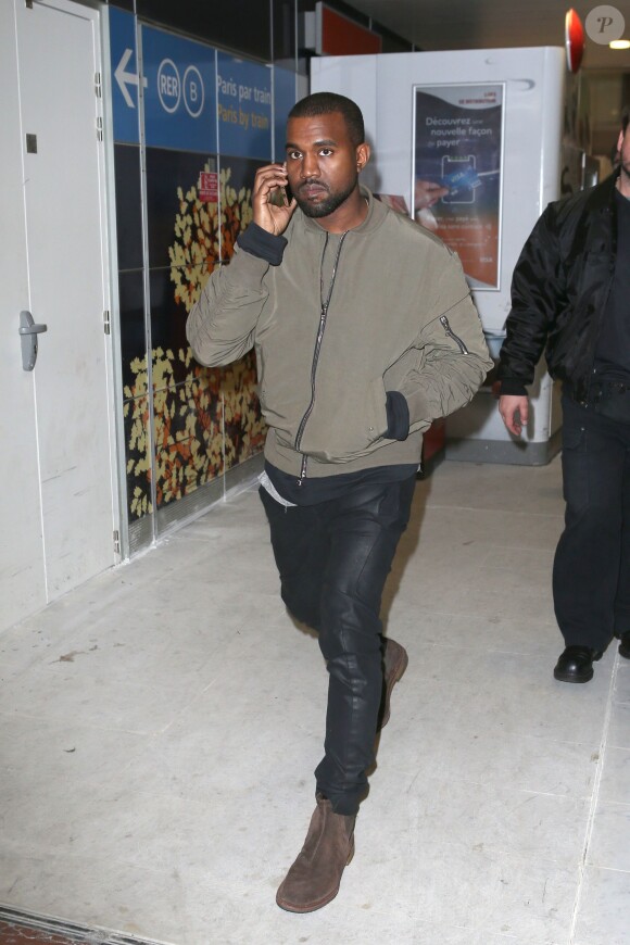 Kanye West arrive à l'aéroport Roissy Charles-de-Gaulle, en provenance de New York. Le 26 février 2014.