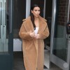 Kim Kardashian, surprise à la sortie de l'appartement de son fiancé Kanye West. New York, le 25 février 2014.