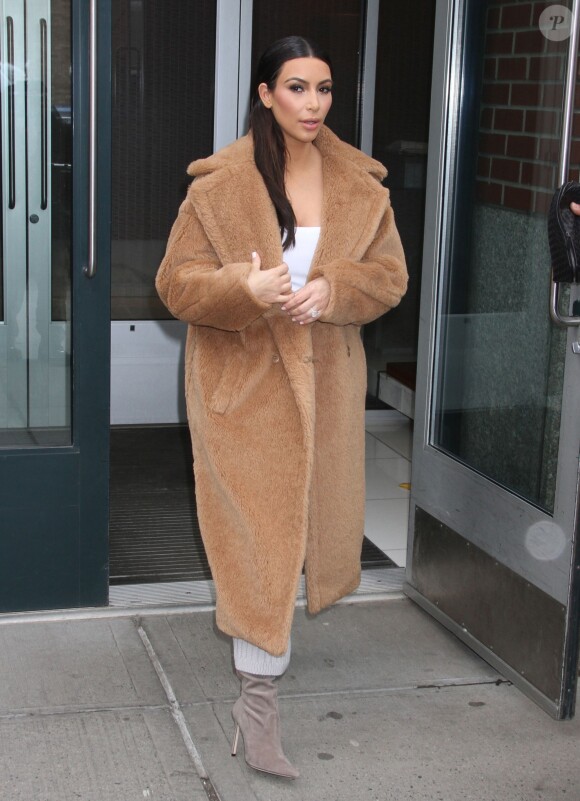 Kim Kardashian, surprise à la sortie de l'appartement de son fiancé Kanye West. New York, le 25 février 2014.