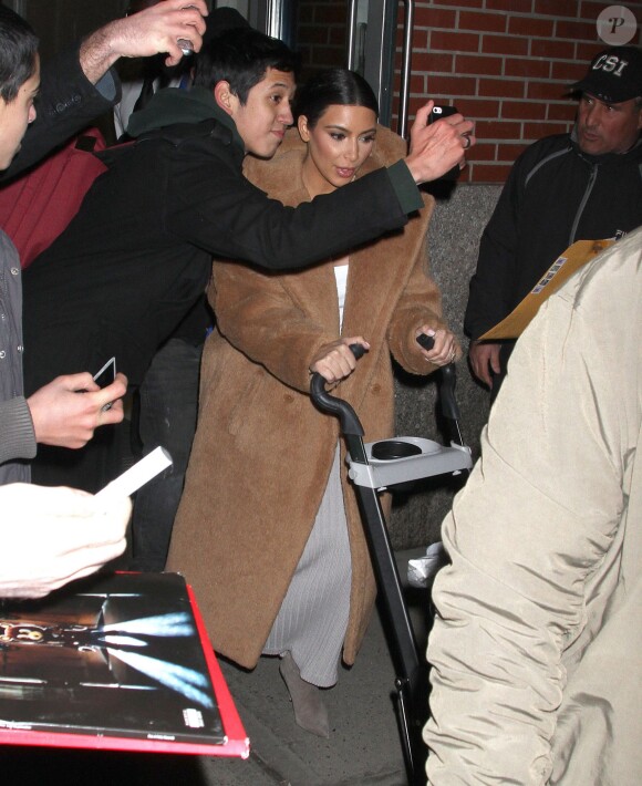 Kim Kardashian, surprise avec sa fille North à la sortie de l'appartement de son fiancé Kanye West. New York, le 25 février 2014.