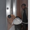 Kanye West quitte son appartement avec Kim Kardashian et leur fille North. New York, le 25 février 2014.