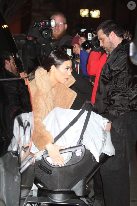 Kim Kardashian et North West, assaillie par les photographes à New York. Le 25 février 2014.