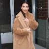 Kim Kardashian, surprise à la sortie de l'appartement de son fiancé Kanye West à New York. Le 25 février 2014.