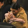 Kim Kardashian couvre sa fille North West de bisous à l'aéroport JFK. New York, le 25 février 2014.