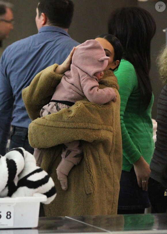 Kim Kardashian et sa fille North West à l'aéroport JFK. New York, le 25 février 2014.
