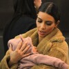 Kim Kardashian et sa fille North West à l'aéroport JFK, quelques minutes avant l'embarquement. New York, le 25 février 2014.