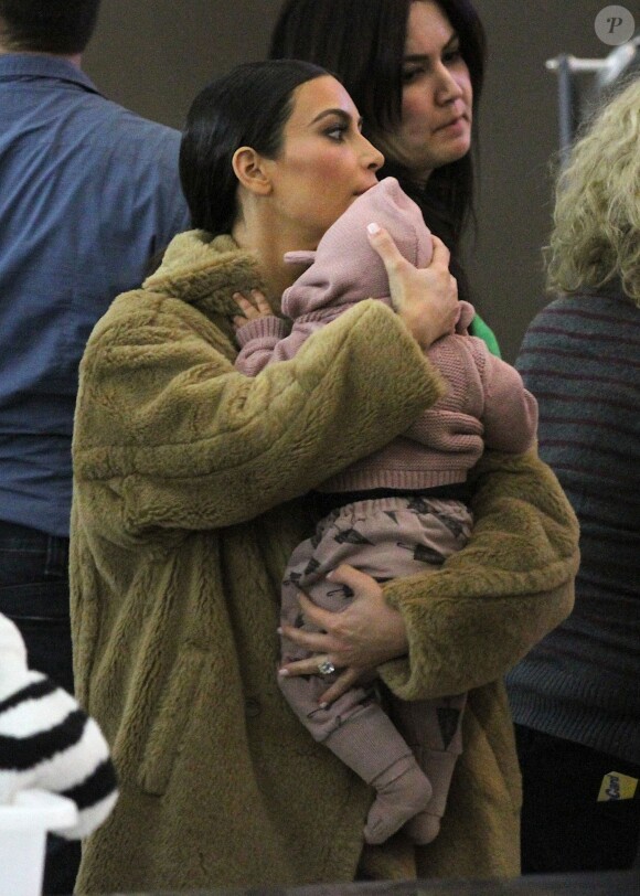 Moment tendresse pour Kim Kardashian et sa fille North à l'aéroport JFK. New York, le 25 février 2014.