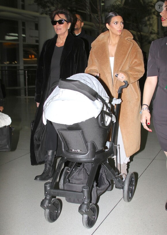 Kris Jenner, Kim Kardashian et la petite North West à l'aéroport JFK. New York, le 25 février 2014.