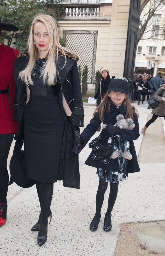Mélonie Hennessy et sa fille au défilé de mode "Alexis Mabille", collection prêt-à-porter Automne-Hiver 2014/2015, à Paris. Le 26 février 2014.