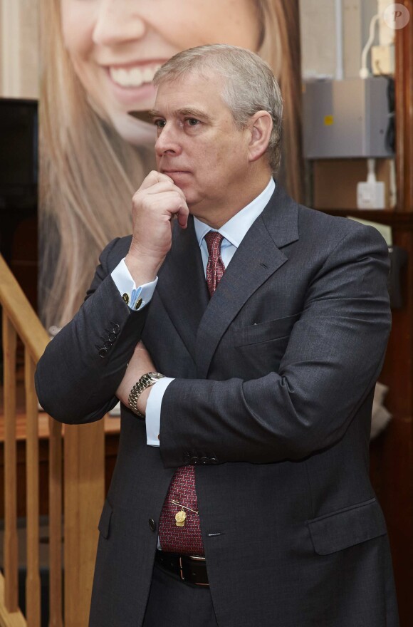 Le prince Andrew, duc d'York en visite dans une école de Caversham le 5 décembre 2013