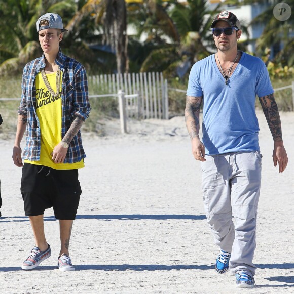 Justin Bieber en compagnie de son père Jeremy à Miami avant son arrestation, le 22 janvier 2014.