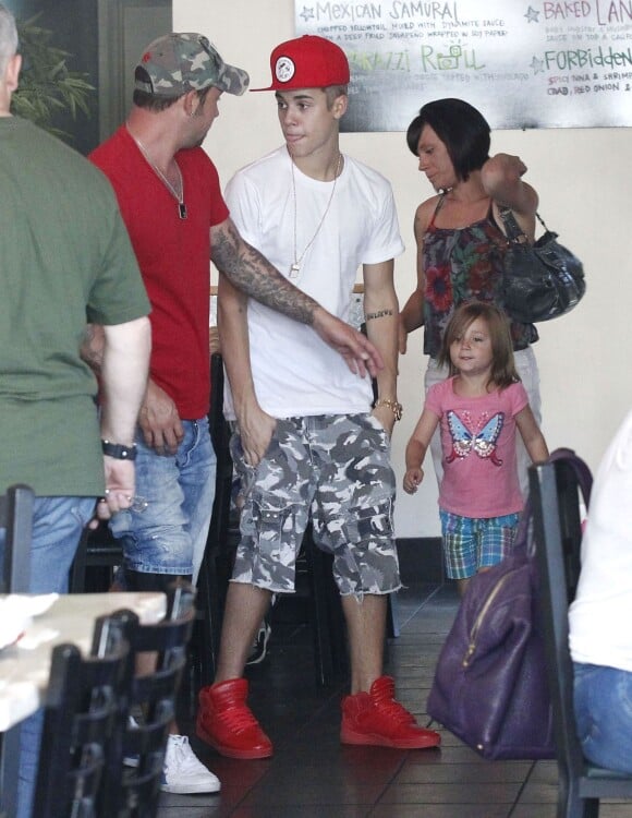 Justin Bieber avec son père Jeremy, la compagne de ce dernier Erin et leurs enfants, Jaxonet Jazmin, le 11 août 2012.