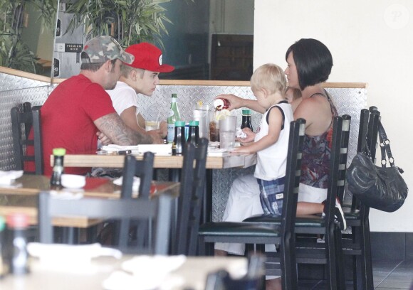 Justin Bieber en famille avec son père Jeremy, la compagne de ce dernier, Erin et leurs enfants à Studio City, le 11 août 2012.