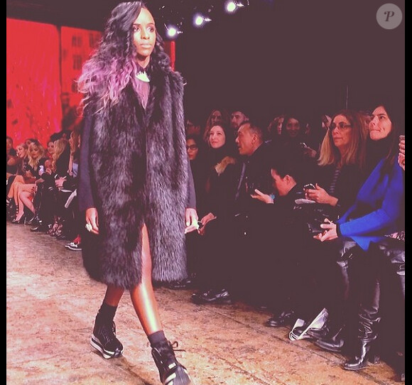 Angel Haze a défilé pour la marque DKNY, à New York, le 9 février 2014.