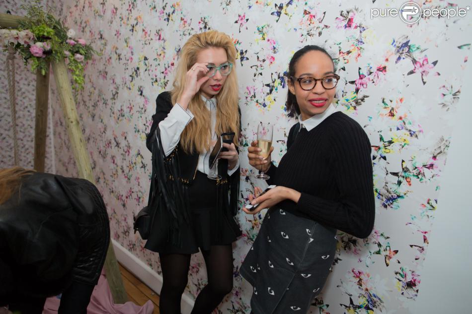 La photographe Adeline Mai (à gauche) lors de la soirée de lancement de la collection Vogue Eyewear x Charlotte Ronson. Paris, le 25 février 2014.