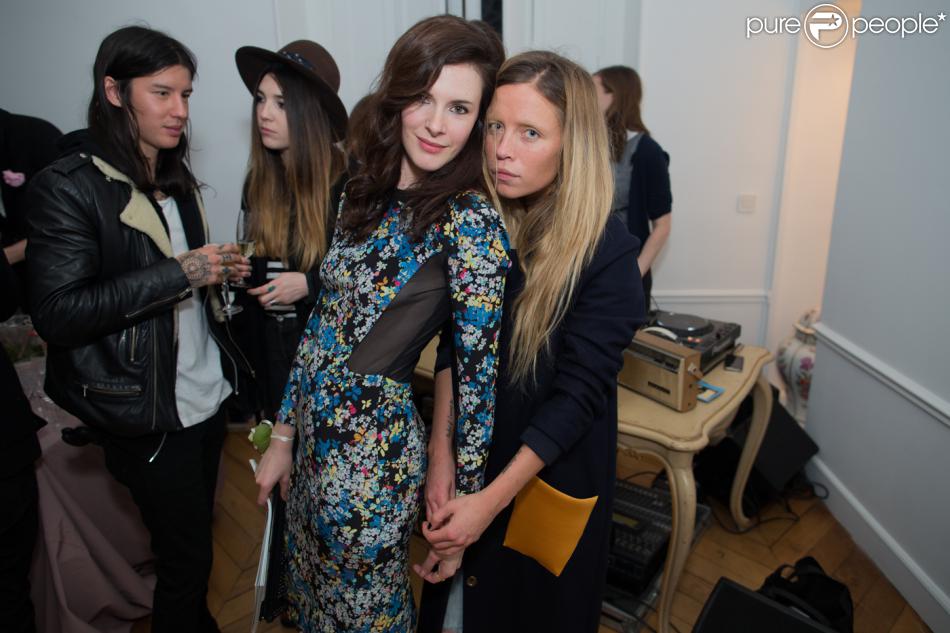 L&#039;actrice Héléna Soubeyrand et la créatrice/blogueuse Margaux Lonnberg ors de la soirée de lancement de la collection Vogue Eyewear x Charlotte Ronson. Paris, le 25 février 2014.