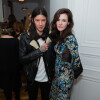 Héléna Soubeyrand (à droite) lors de la soirée de lancement de la collection Vogue Eyewear x Charlotte Ronson. Paris, le 25 février 2014.