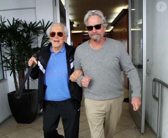 Michael Douglas va déjeuner avec son père Kirk à Beverly Hills le 25 février 2014.