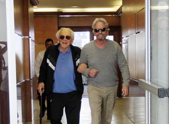 Michael Douglas déjeune avec son père Kirk à Beverly Hills le 25 février 2014.