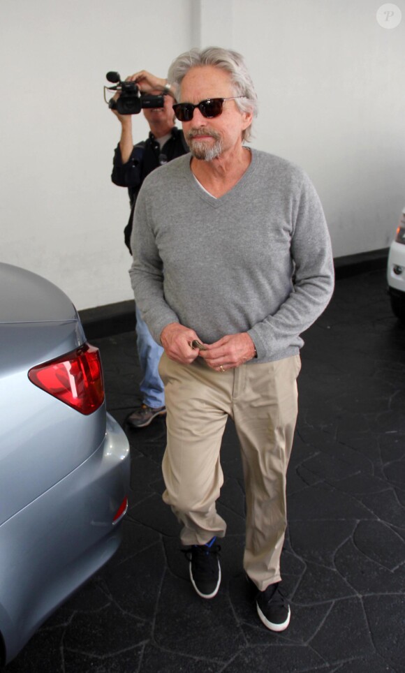 Michael Douglas emmène son père Kirk déjeuner à Beverly Hills le 25 février 2014.