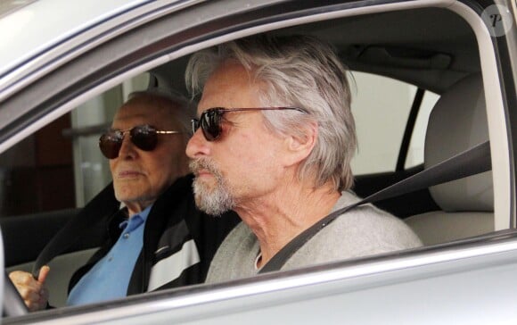 Michael Douglas emmène son père Kirk déjeuner à Beverly Hills le 25 février 2014.