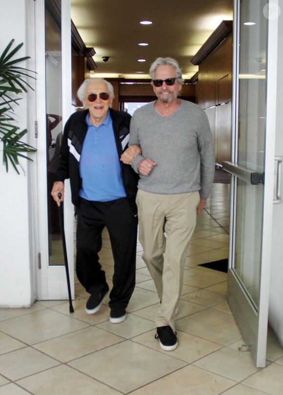 Michael Douglas déjeune avec son père Kirk à Beverly Hills le 25 février 2014.