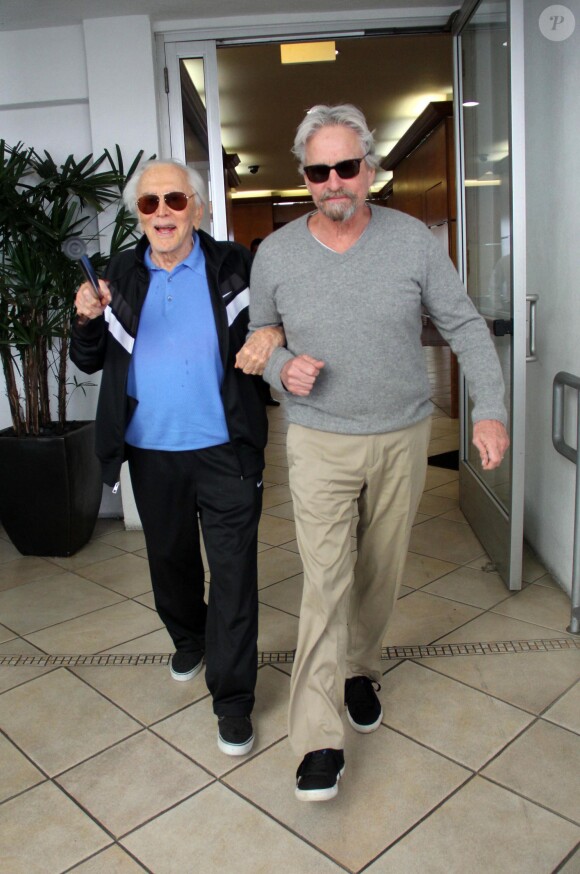 Michael Douglas déjeune avec son père Kirk à Beverly Hills le 25 février 2014.