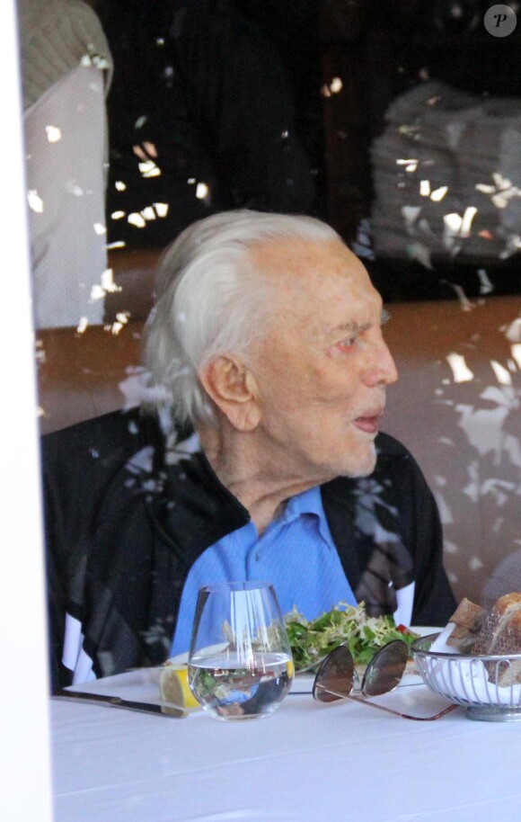 Michael Douglas et son père Kirk en plein déjeuner au E Baldi à Beverly Hills le 25 février 2014.