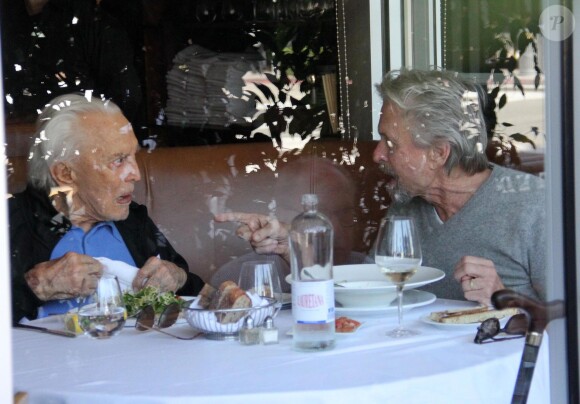Michael Douglas et son père Kirk en plein déjeuner au E Baldi à Beverly Hills le 25 février 2014.