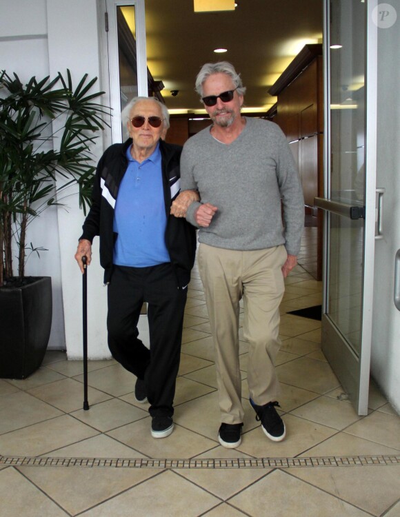 Michael Douglas déjeune avec son père Kirk à Beverly Hills le 25 février 2014.