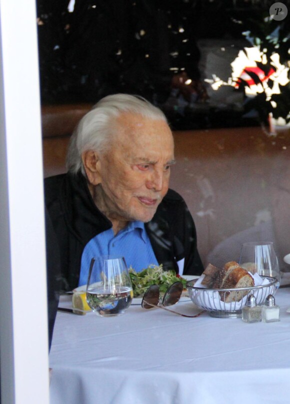 Michael Douglas et son père Kirk en plein déjeuner au E Baldi à Beverly Hills le 25 février 2014.