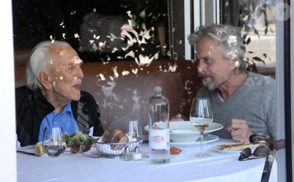 Michael Douglas et son père Kirk en plein déjeuner au E Baldi à Beverly Hills le 25 février 2014.