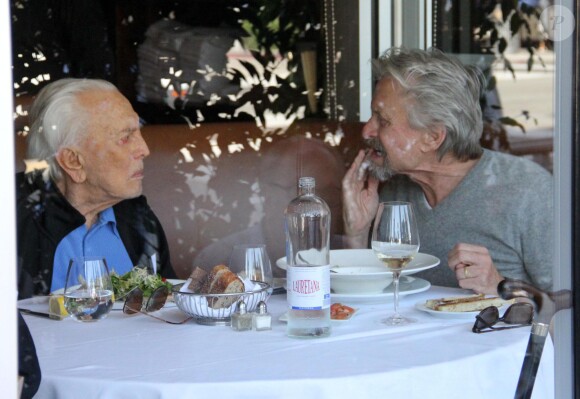 Michael Douglas et son père Kirk en plein déjeuner au E Baldi à Beverly Hills le 25 février 2014.